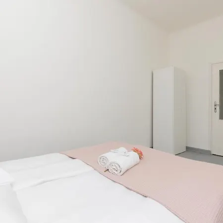 Family Metro Wilanowska By Renters ורשה